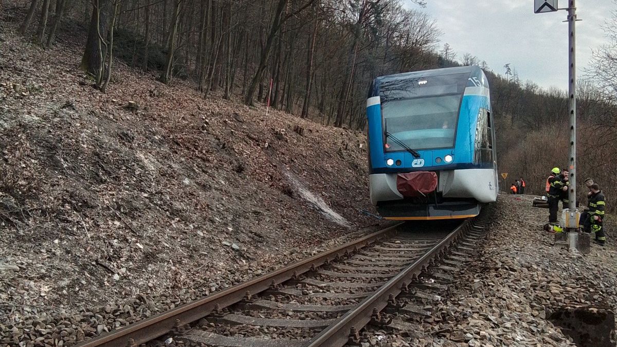 Na Olomoucku vlak narazil do stromu. Hasiči evakuovali dvaašedesát cestujících